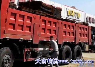 后八輪回程車(chē)裝鋼材