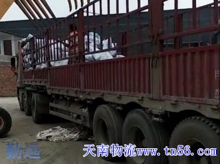 13米高欄回程車(chē)正在卸貨